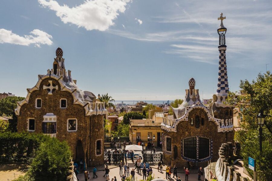 Barcelona: Discover Gaudí, Sagrada Familia, and Park Güell - Choosing between the AM and PM tours: Casa Batlló or Casa Vicens