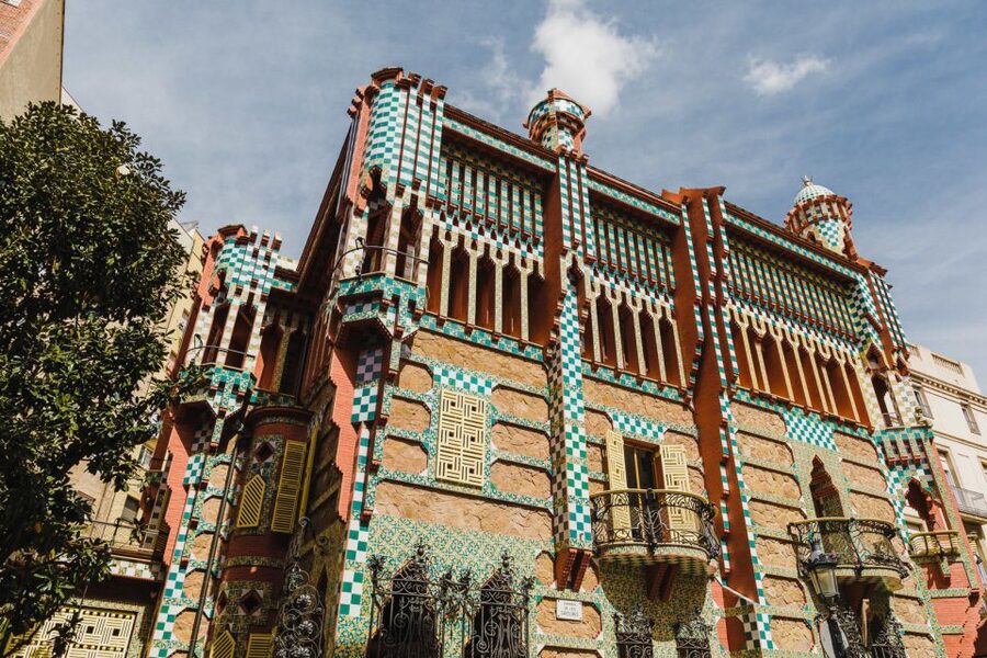 Barcelona: Discover Gaudí, Sagrada Familia, and Park Güell - Casa Milà and the Stone Quarry nickname: why the building feels so tough