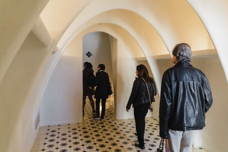 Barcelona: Discover Gaudí, Sagrada Familia, and Park Güell - What the guide adds: clear explanations, English delivery, and practical pacing