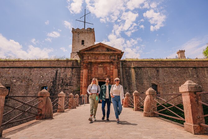 Barcelona E-Bike, Cable Car & Boat - Stop 5: Back through the Gothic Quarter and toward Gaudí exterior moments