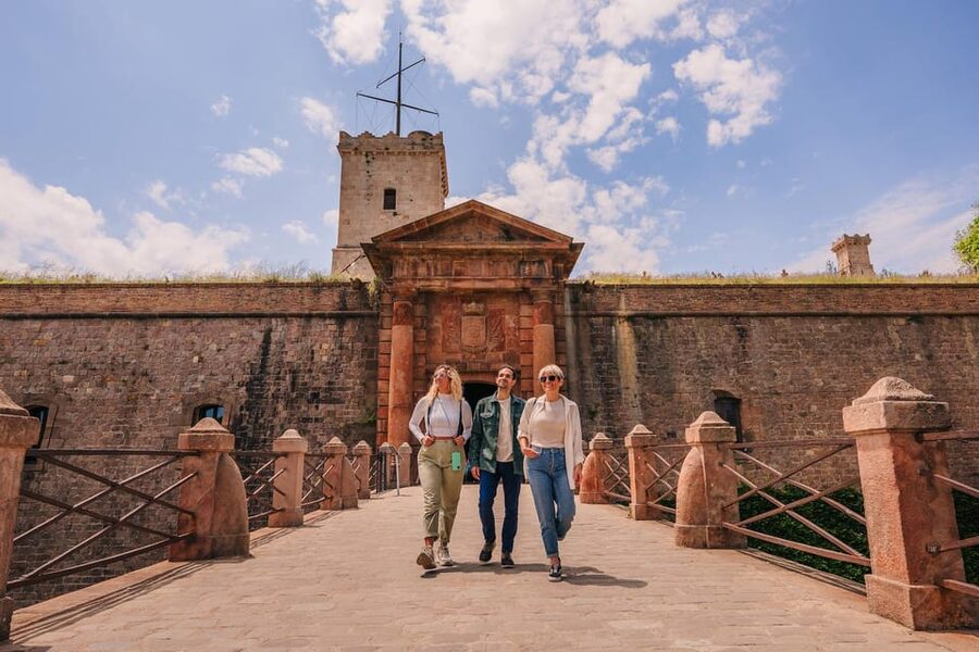 Barcelona: E-Bike Tour with Montjuic Cable Car & Boat Ride - Beach Cycling Into the Gothic Quarter Finish