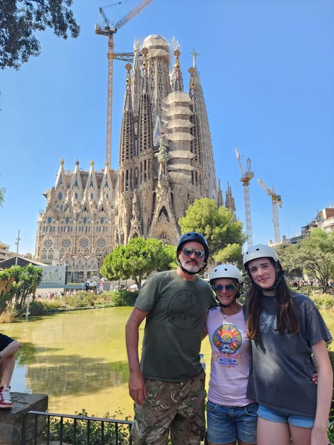 Barcelona: e-scooter and Bike tour - Vila Olímpica and Arc de Triomf: sporty history meets grand entrances