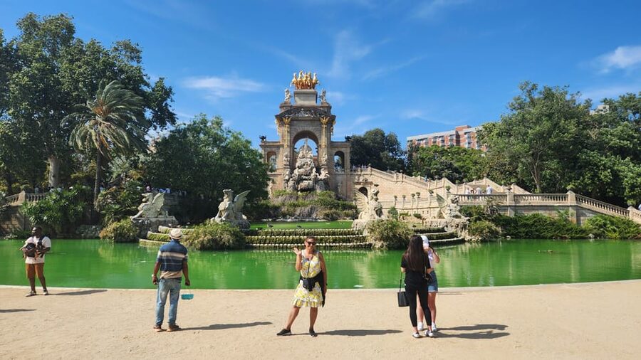 Barcelona: e-scooter and Bike tour - Parliament of Catalonia and Barcelona Zoo: the quieter, local-side stops