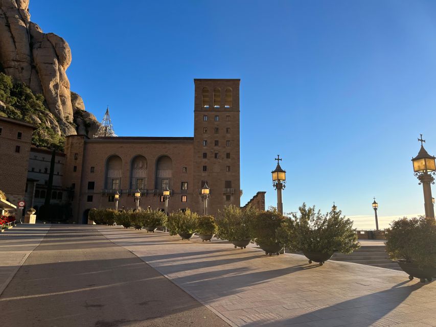 Barcelona: Early Morning Montserrat Trip with Abbey and Hike - Timing, Roca Foradada, and how you still get your afternoon back