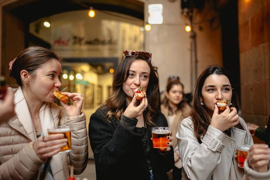 Barcelona: El Born Food Walking Tour with Tapas and Drinks - Your 2.5-hour flow: the walk, the stops, and what you will actually taste