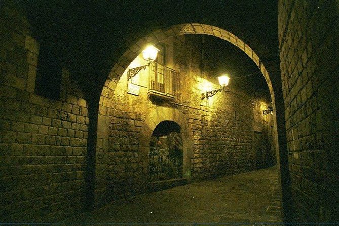 Barcelona: El Born Ghost Walking Tour - Arc de Triomf to Plaça de Sant Pere, Setting the Mood Fast
