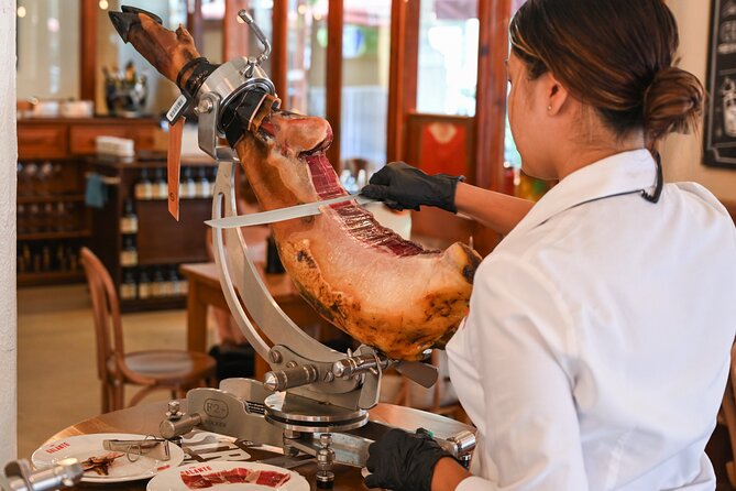 Barcelona El Born Tapas and Wine Tour with Guide - Gothic Quarter tasting flow: croquettes and peppery hits