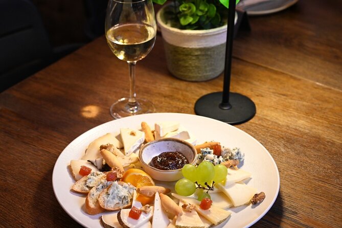Barcelona El Born Tapas and Wine Tour with Guide - What the guide actually does for you