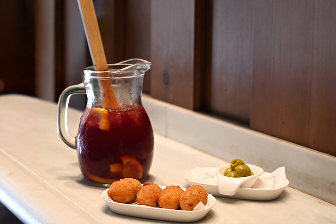 Barcelona El Born Tapas and Wine Tour with Guide - Pacing, group size, and your comfort level