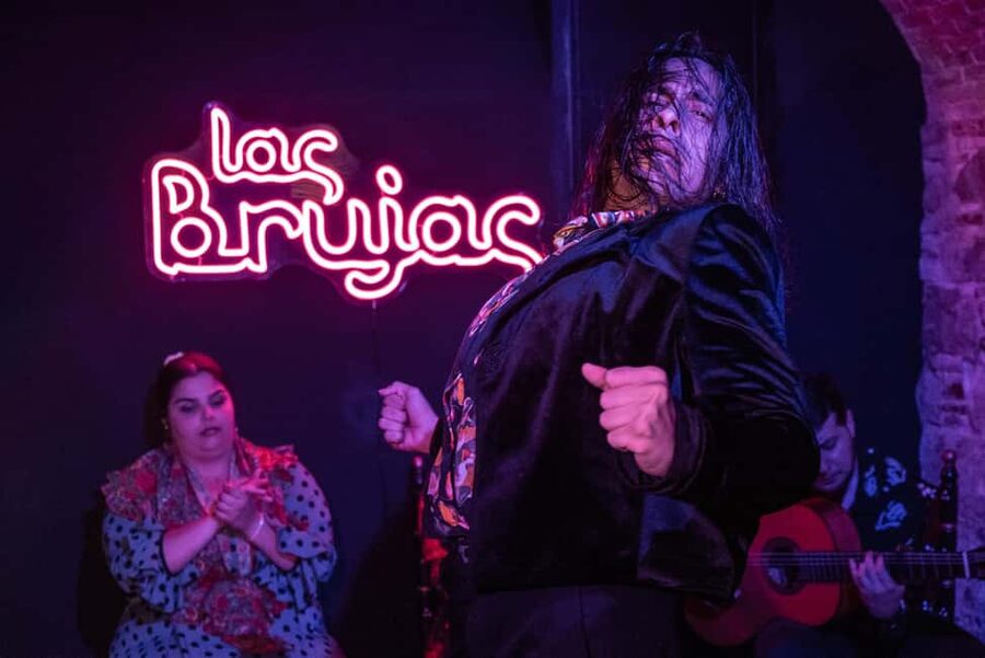 Barcelona: Espectáculo de Flamenco íntimo en Las Brujas - Key things that make Las Brujas worth your night