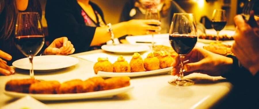 Barcelona: Evening Walking Tour in the Gaudi Area with Tapas - What This 4-Hour Evening Tapas Tour Feels Like