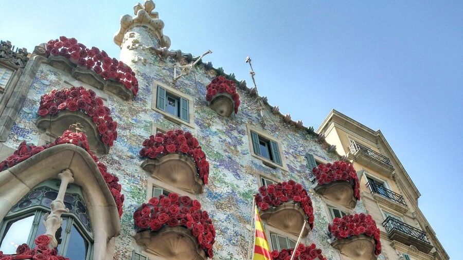 Barcelona: Evening Walking Tour in the Gaudi Area with Tapas - Price and Value: Is $100 for 4 Hours Worth It?