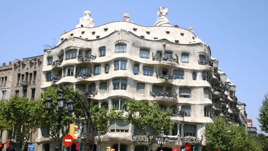Barcelona: Evening Walking Tour in the Gaudi Area with Tapas - Guide Quality Matters, and It Shows