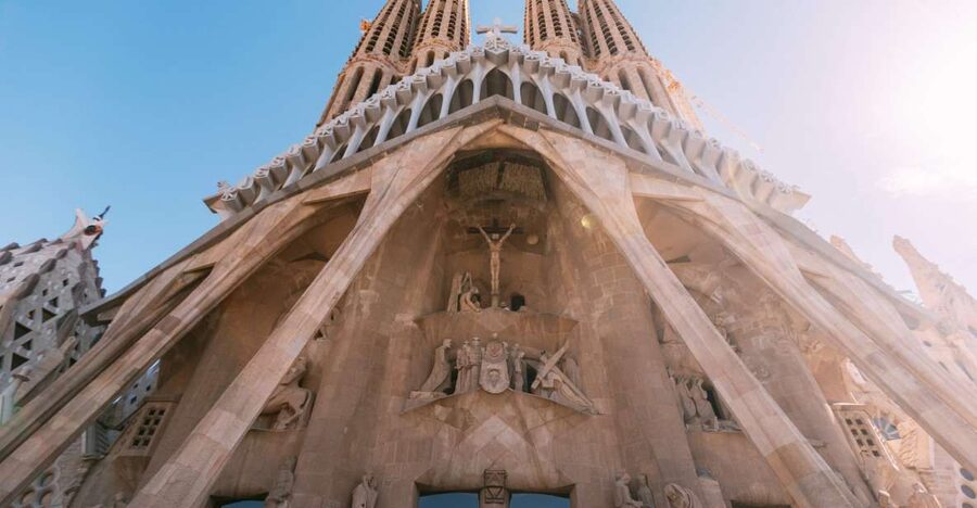 Barcelona: Exclusive Sagrada Familia Private Guided Tour - Dress code and rules that can ruin your day if you forget