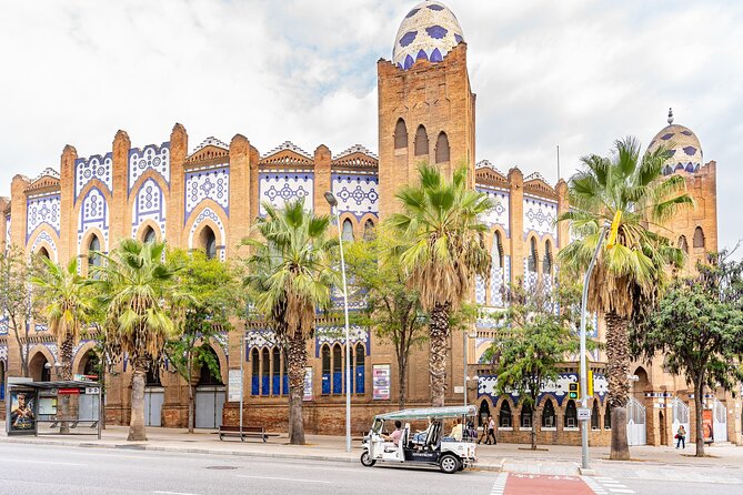 Barcelona Expert Plus Tour with Local Guide in Eco Tuk Tuk Private - Ciutadella Park and Arc de Triomf, Plus the City’s Big Entrances