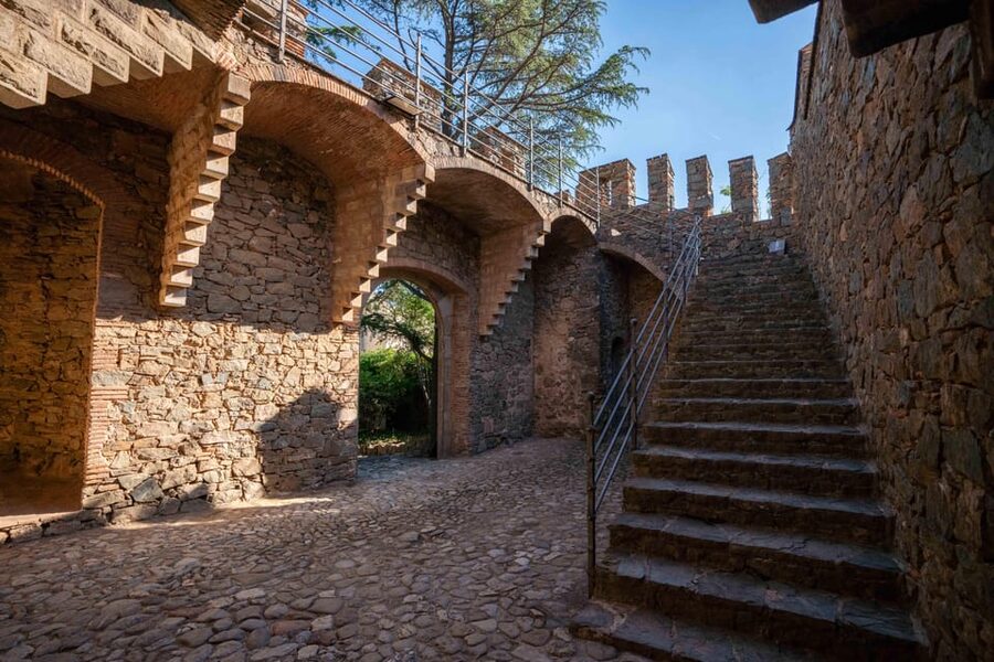 Barcelona: Exploring Gaudí's Hidden Gem, Bellesguard Tower - Gothic Meets Modernism: What You Will Notice Up Close