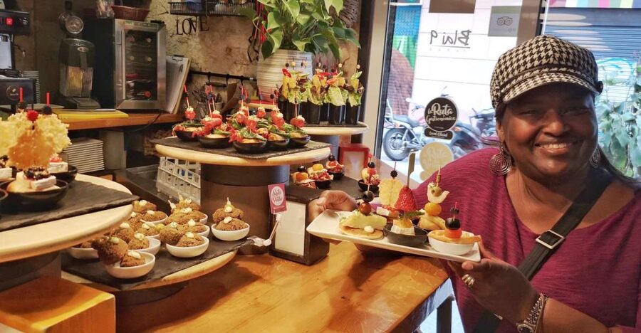 Barcelona: Food & Drink Tasting Tour in Traditional Taverns - Churros and hot chocolate in the Gothic Quarter, finished strong