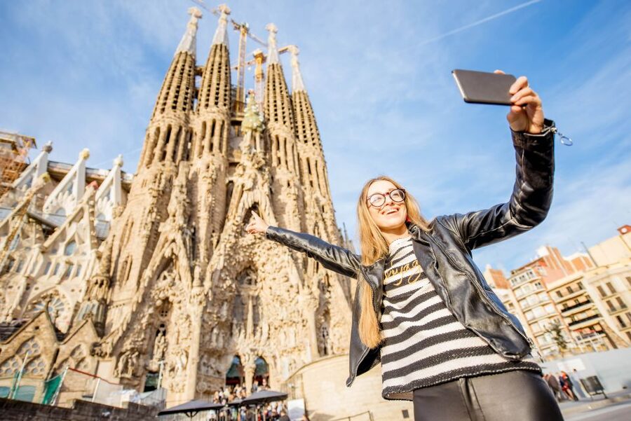 Barcelona: Foodie Walking Tour with Sagrada Familia Tickets - The Blai tapas trail: where the guided eating actually happens