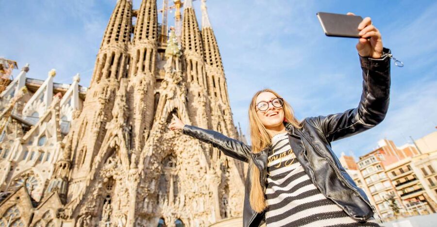 Barcelona: Foodie Walking Tour with Sagrada Familia Tickets - From tapas to Gaudí: how the Sagrada Familia visit is set up