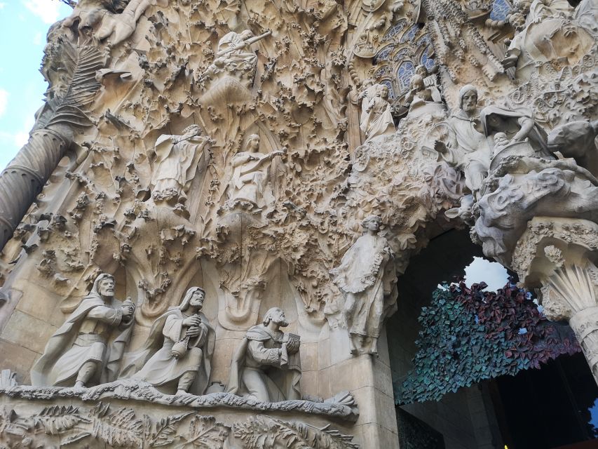 Barcelona: Foodie Walking Tour with Sagrada Familia Tickets - Who should book this tour, and who might pass