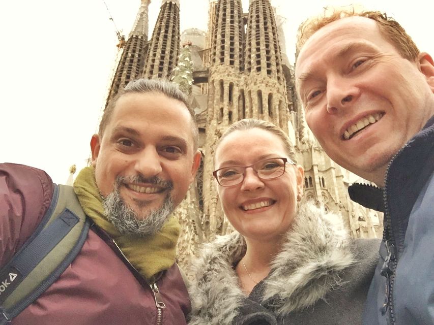 Barcelona: Foodie Walking Tour with Sagrada Familia Tickets - Meeting points and timing, so you do not waste a minute