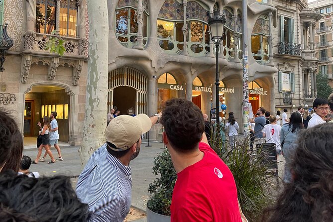 Barcelona: Gaudí, Tapa, Drink & Hidden Architectural Gems - The Big Idea: Gaudí on the outside, tapas in the middle