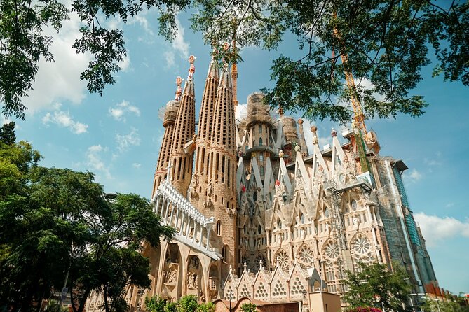 Barcelona: Gaudí, Tapa, Drink & Hidden Architectural Gems - La Mansana de la Discordia: Modernist block, serious contrasts