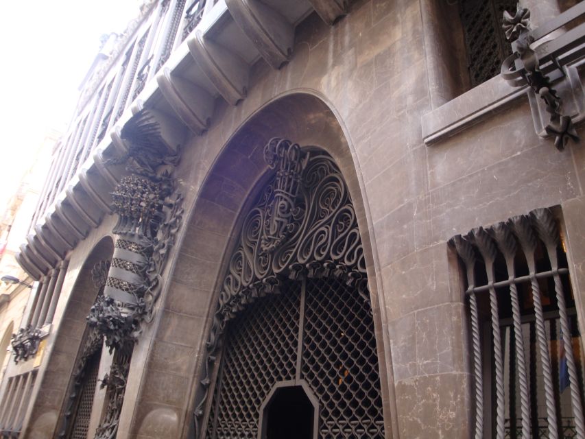 Barcelona: German City Tour from Gaudí's Perspective - Sagrada Familia as the Long Thread: 43 Years of Style Changes