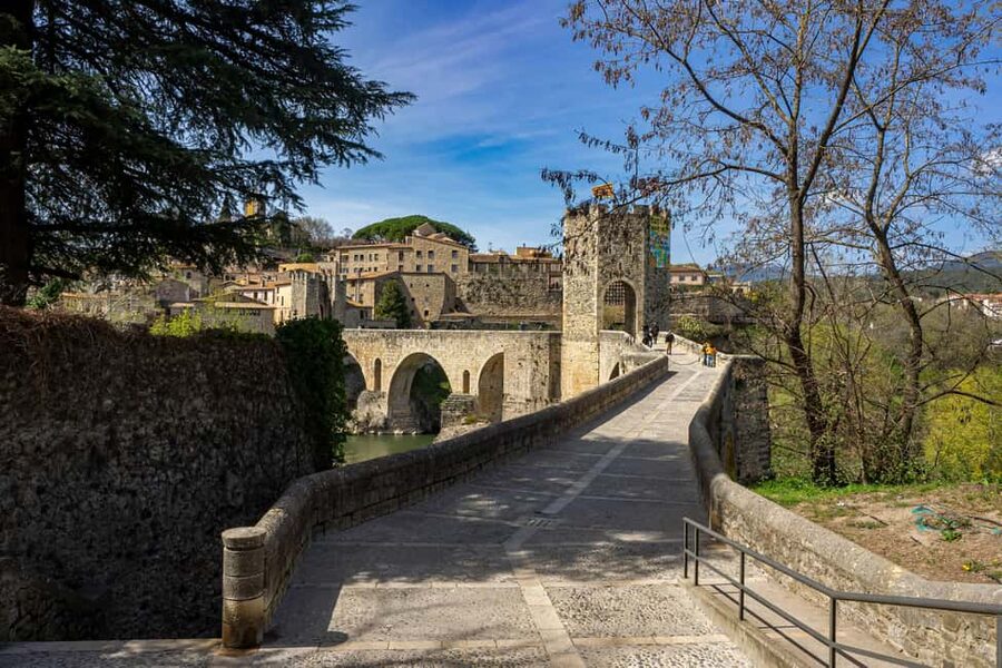 Barcelona: Girona & Medieval Catalonia with Costa Brava - Girona: cathedral, old town lanes, and how to see it in one guided loop