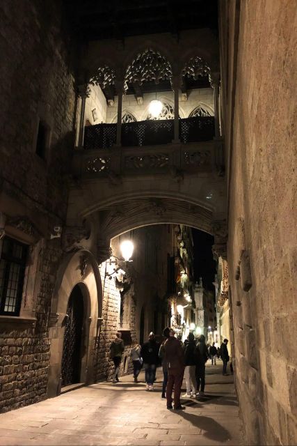 Barcelona: Gothic Quarter By Night Guided Walking Tour - Gothic Quarter by Night: What Makes It Work