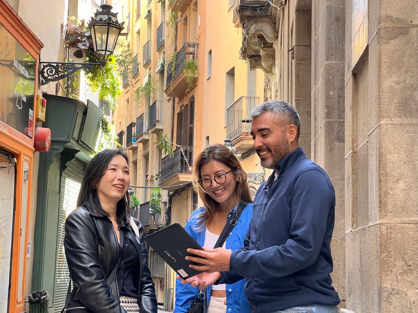 Barcelona: Gothic Quarter Guided Tour with Flamenco & Tapas - Plaça Reial tapas dinner, with Gaudí street lamps and arcade seating