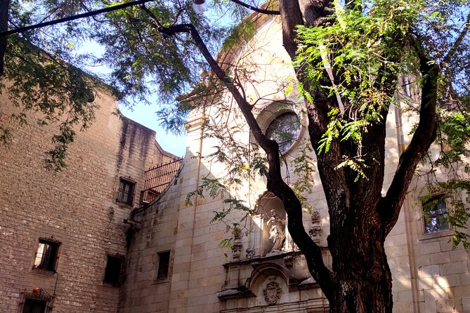 Barcelona Gothic Quarter History Tour - Plaça Reial to finish: a 200-year-old shop story and a satisfying walk end