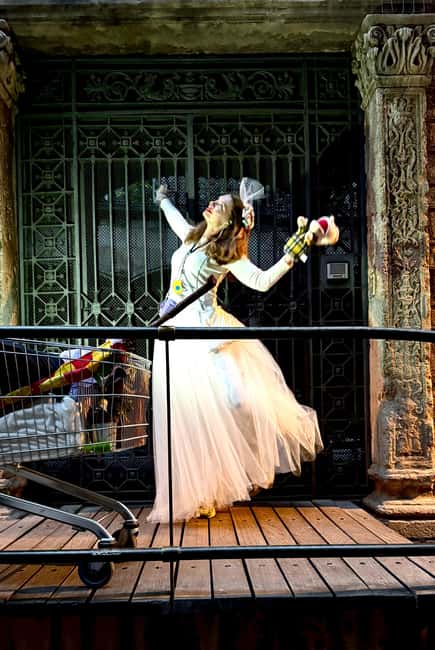 Barcelona: Gothic Quarter immersive walking tour - Ending at Plaça Reial: the quiet finale after the drama