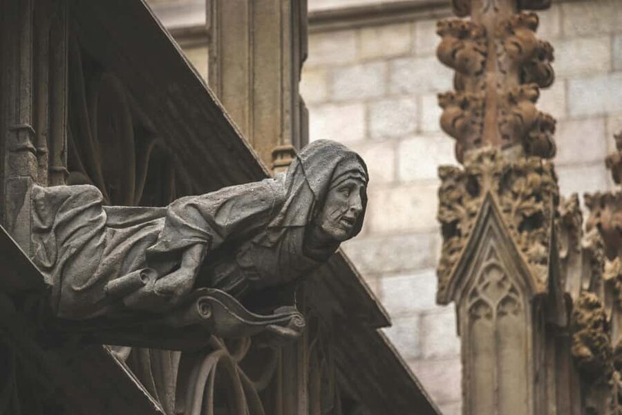 Barcelona: Gothic Quarter Legends, Drinks and candy Tour - Why the Gothic Quarter feels different at dusk