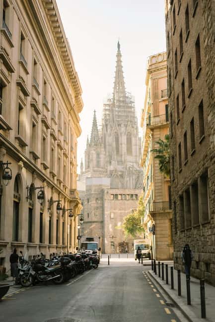 Barcelona: Gothic Quarter Legends, Drinks and candy Tour - Vermouth ritual at a classic vermutería, plus candy and optional tapas