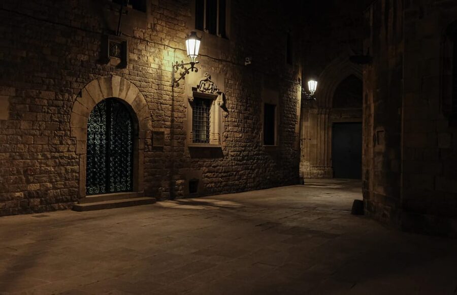 Barcelona: Gothic Quarter Night Walk Mysteries and Legends - The storytelling style: drama is part of the product