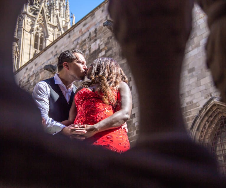 Barcelona: Gothic Quarter Private Photoshoot Experience - Value for couples, solo travelers, and families