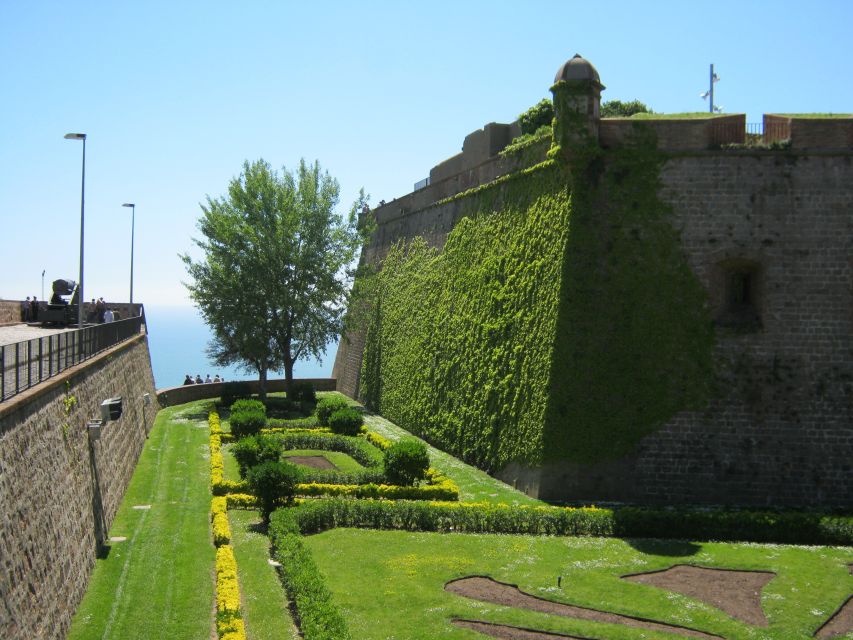 Barcelona: Gothic Quarter Walking Tour w/ Montjuïc Cable Car - El Born and the Gothic Quarter Stops You Should Look For