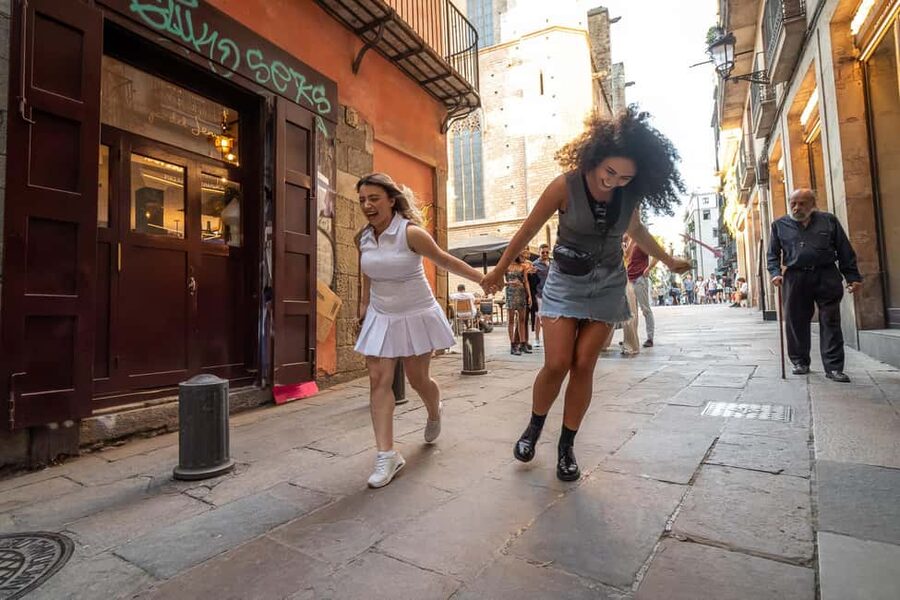 Barcelona: Gothic Quarter Walking Tour with 10+ Attractions - Escultura Barcino to Els Quatre Gats: getting your bearings fast