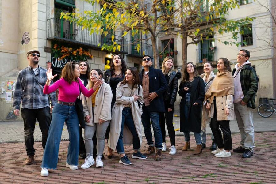 Barcelona: Gothic Quarter Walking Tour with 10+ Attractions - Guides and pacing: what consistently gets praised