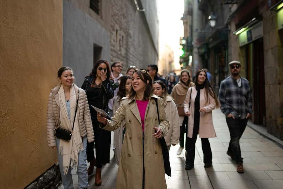 Barcelona: Gothic Quarter Walking Tour with 10+ Attractions - Price and value: what $25 buys you in the Gothic Quarter