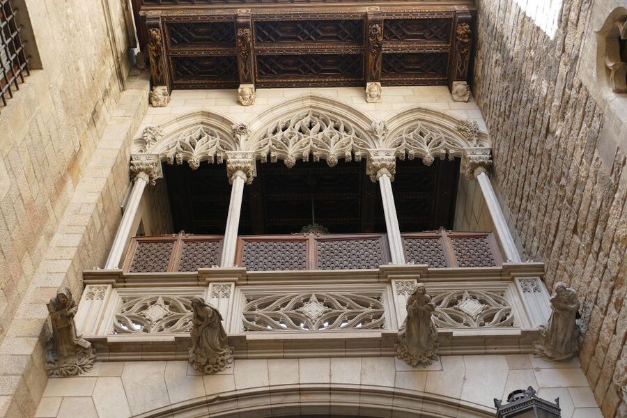 Barcelona: Gothic Quarter Walking Tour with Optional Tapas - Old Port and City Wall Remains You Can Still See