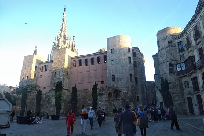 Barcelona Gothic Quarter Walking Tour with Tapas - How Guides Make or Break This Tour (Ana and Sylvia as Examples)