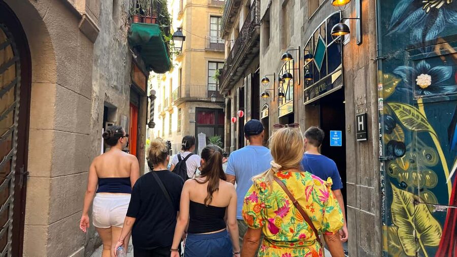 Barcelona Gothic WalkingTour: Roman Walls & Hidden Courtyard - Plaça de Sant Jaume and the counts and kings story