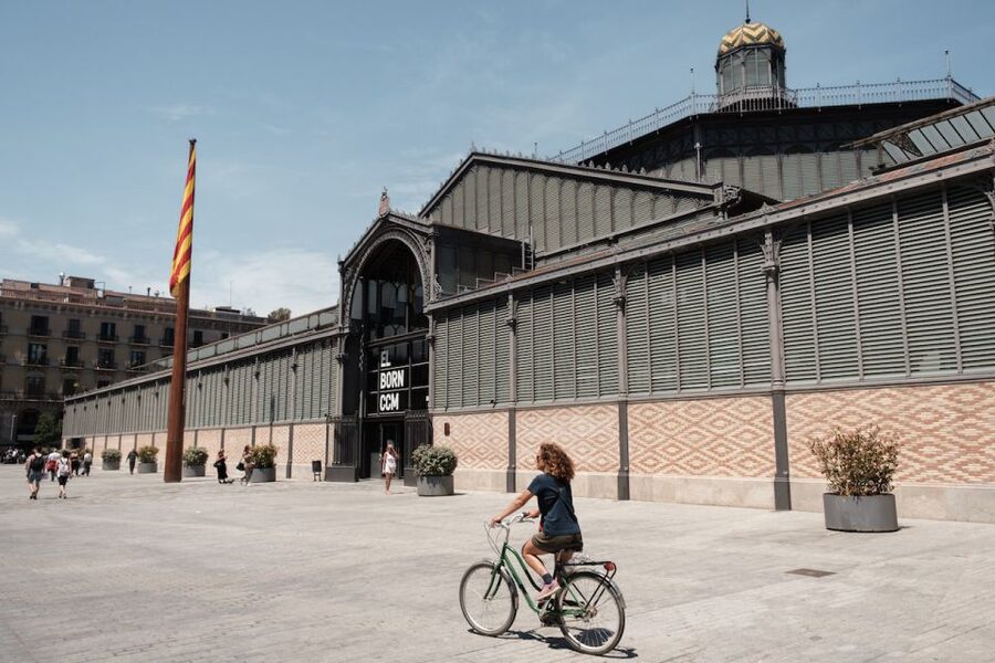 Barcelona: Guided Bike or E-Bike City Tour - Barcelona Cathedral and Palau de la Música Catalana, architecture you can actually see
