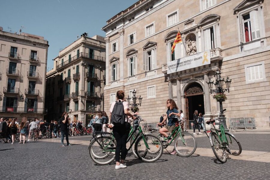 Barcelona: Guided Bike or E-Bike City Tour - Ciutadella Park break at Arc de Triomf, then reset before Sagrada Família