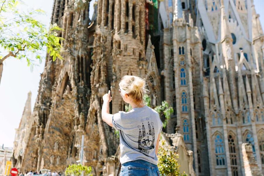 Barcelona: Guided Highlights Bike or eBike Tour (3 Hours) - Ciutadella Park and the Cascadas fountain: the green breather you need