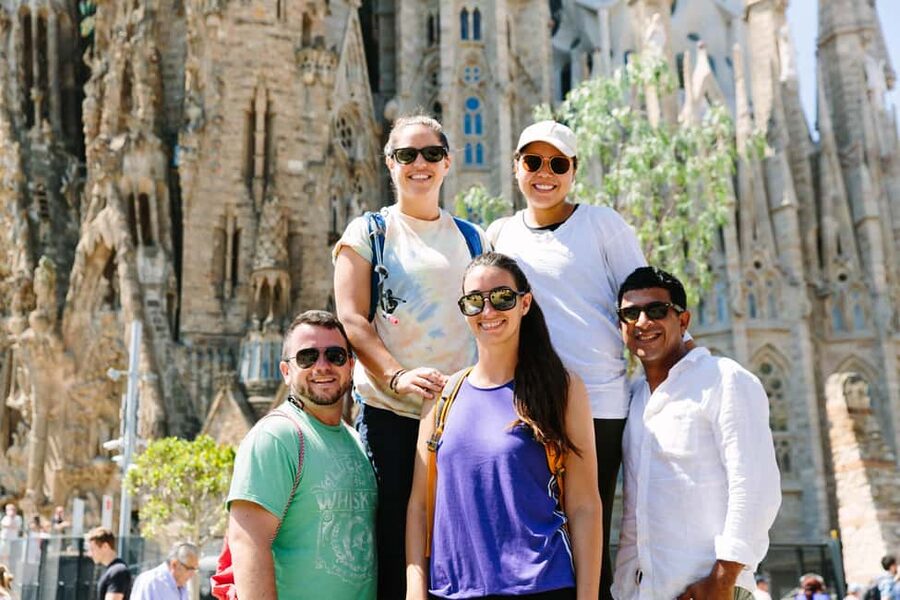 Barcelona: Guided Highlights Bike or eBike Tour (3 Hours) - Pace, safety, and why the small group matters in busy streets
