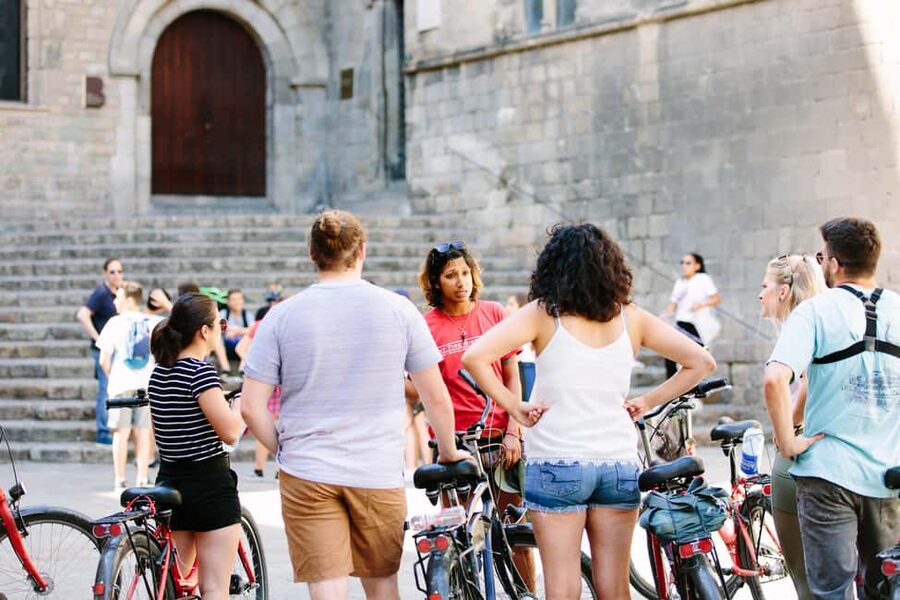 Barcelona: Guided Highlights Bike or eBike Tour (3 Hours) - Starting point in Ciutat Vella: getting oriented fast at Carrer dels Escudellers