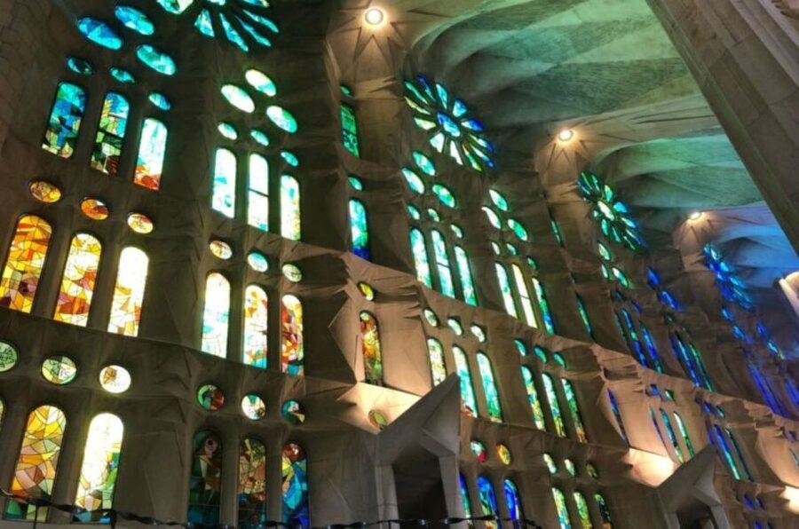 Barcelona: Guided Sagrada Familia Tour & Skip-The-Line Entry - Where you meet and how the terrace view sets the tone